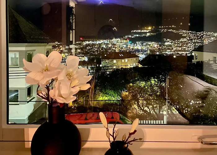 Private With A View And Garden - 12 Min From The Center 베르겐